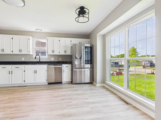 Building Photo - 1206 Foxridge Dr