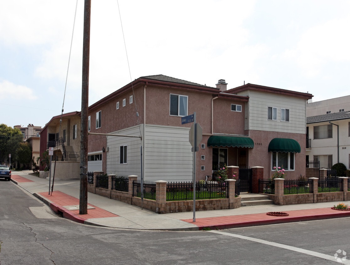 Building Photo - 1702 Barry Ave