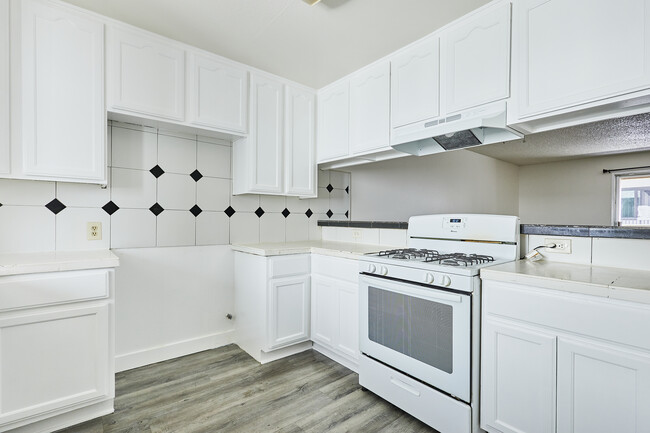 Building Photo - 744 Rose Ave