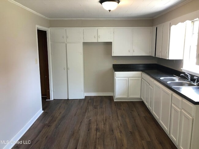 Building Photo - 213 Van Voris St