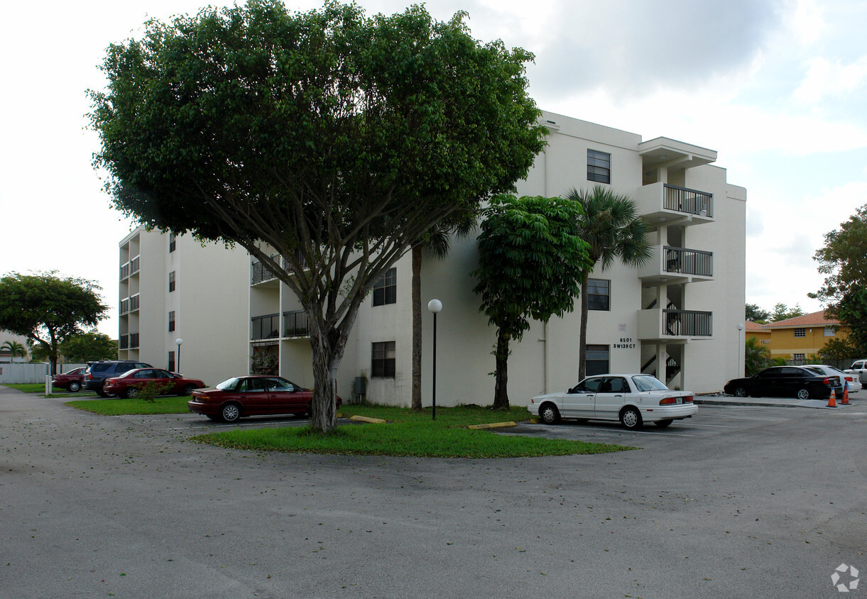 Building Photo - Kendall Royale Apartments