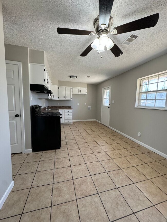 Building Photo - 3 Bed / 1.5 Bath with Bonus Room in BAY - ...
