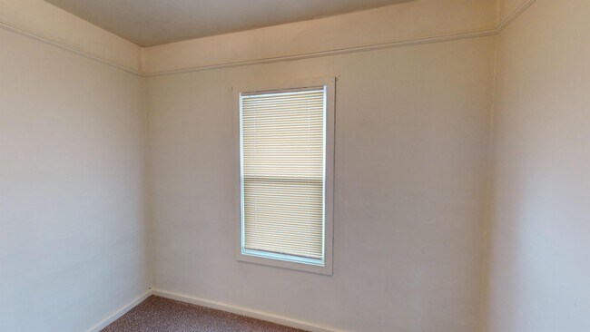 Building Photo - 570 Silver St