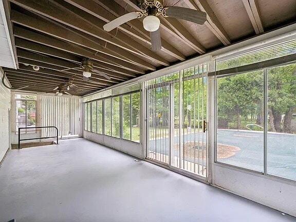 Foto del edificio - This well-maintained 3-bedroom, 1.5-bath split-level in Twin Oaks Farms is move-in ready
