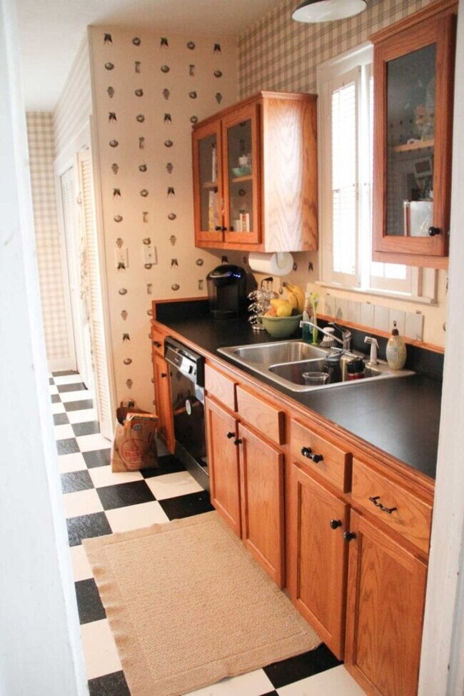 MUCHO ESPACIO DE ALMACENAMIENTO - 3104 Wabash Ave