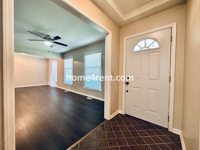 Foto del edificio - Cozy Ranch Home in Shawnee w/ Plenty of Natural Light, Wood Floors Throughout and an Updated Kitc...