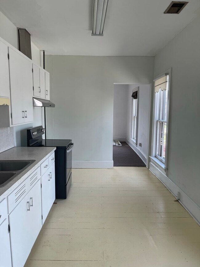 Building Photo - Large Apartment For Rent