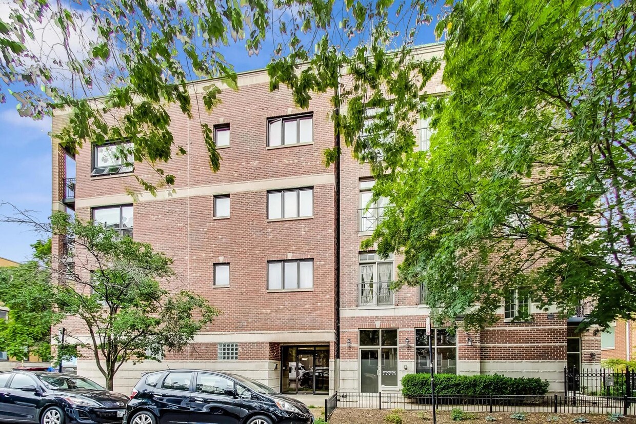 Primary Photo - 4704 N Kenmore Ave