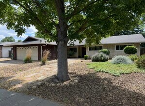Building Photo - 812 Greenwich Dr