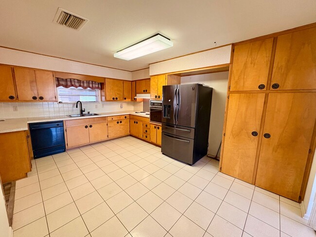 Building Photo - 211 E Alto Dr