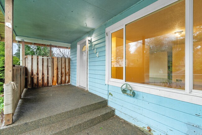 Foto del edificio - 744 W Marcy Ave