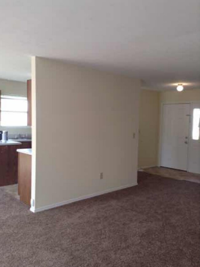 Foto del edificio - 3 bedroom, 2.5 bath Duplex on Bloomington'...