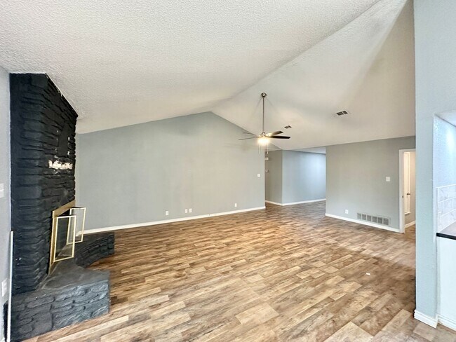 Building Photo - Viewable Now!