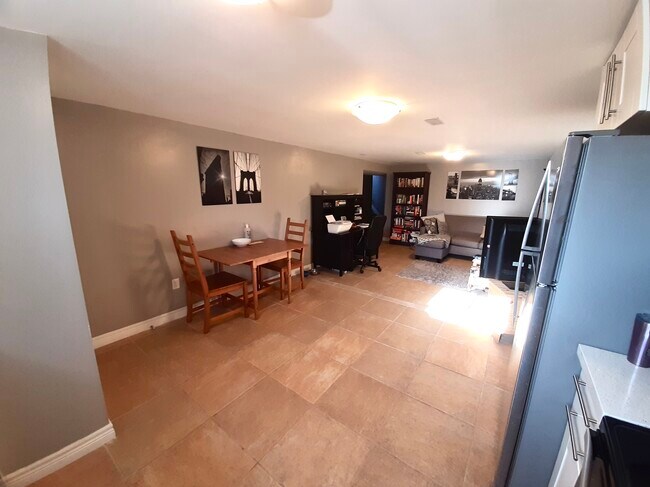 Photo du bâtiment - Unit 2-121 Ridge Street Hamilton Ontario L9A2X4