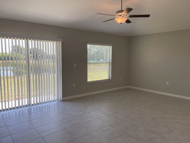 Building Photo - "Spacious 4-Bed Oasis with 2.5 Baths on Ra...