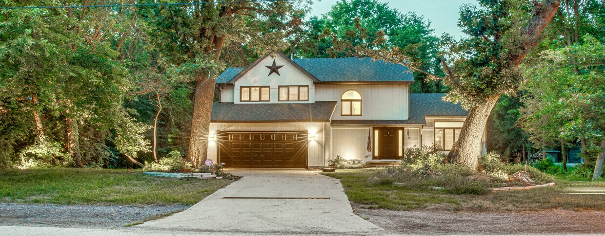 Fully landscaped and Smart-controlled lighting - 119 Diana Rd