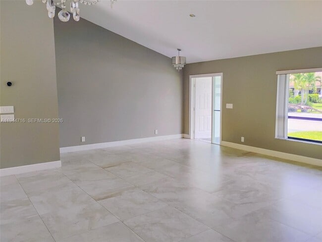 Building Photo - 9654 Sun Pointe Dr