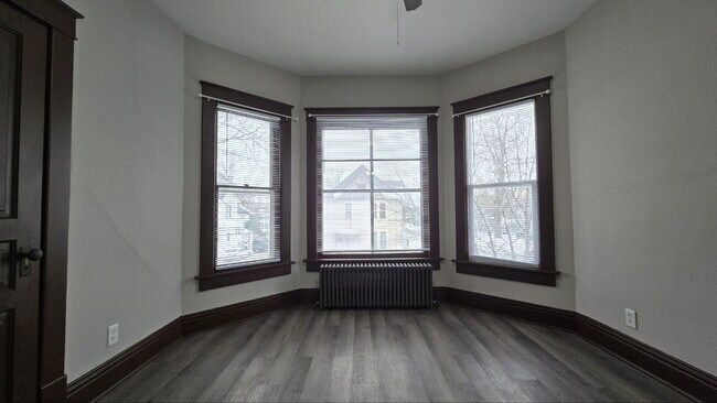 Foto del edificio - Spacious 3BR/1BA First-Floor Home with Garage & Fenced Yard in Quiet Michigan City Neighborhood