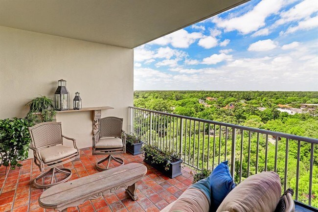 Foto del edificio - 121 N Post Oak Ln