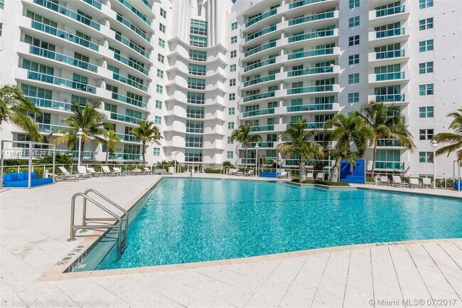 Foto del edificio - 7900 Harbor Island Dr