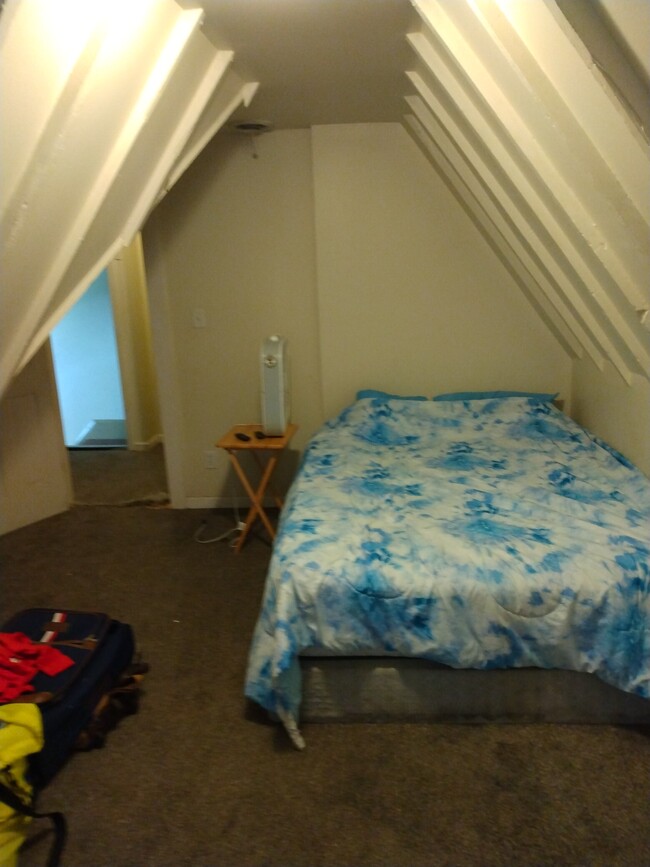 Building Photo - Charming 2BED/1BATH East Side Apartment