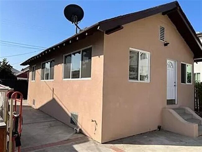 Building Photo - Savory Home