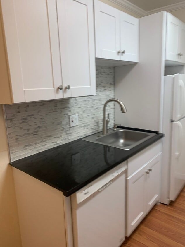 Building Photo - Ground Floor Studio at Peninsula Place