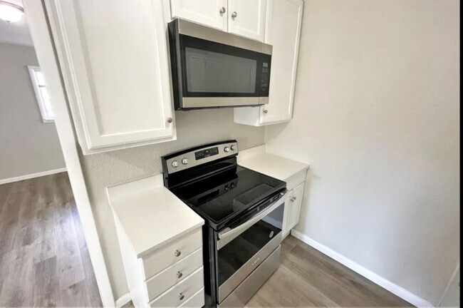 Foto del edificio - 16805 E Maplewood Dr