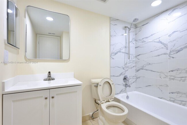 Foto del edificio - 10016 Twin Lakes Dr