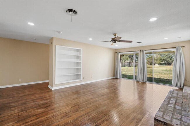 Building Photo - 10645 Oak Brook Dr