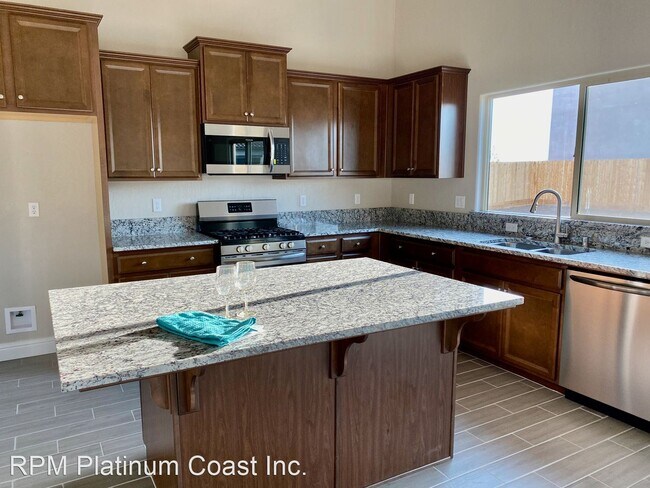 Foto del edificio - 4 br, 2 bath House - 265 N. Whittier Ave.