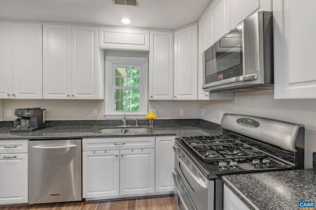 Building Photo - Lovely 3BR end unit townhouse