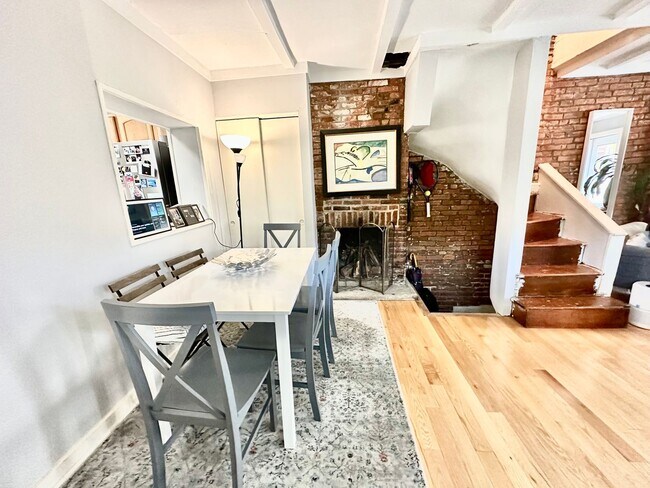Foto del edificio - Bi-Level Townhouse w/ Patio