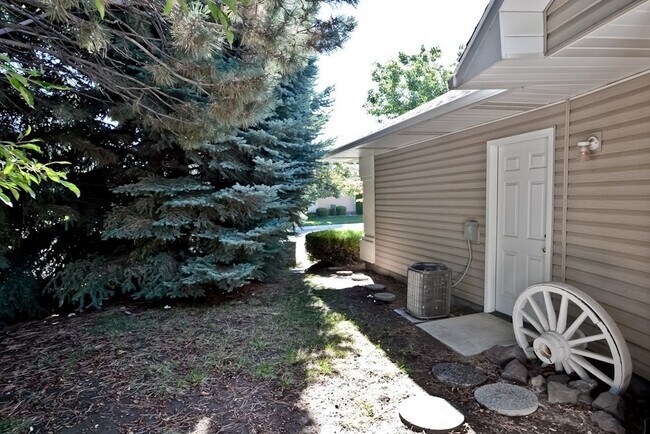 Foto del edificio - Convenient 3 Bedroom 2 Bathroom Southeast Townhome