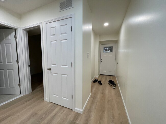 Building Photo - 3234 Niagara Sq