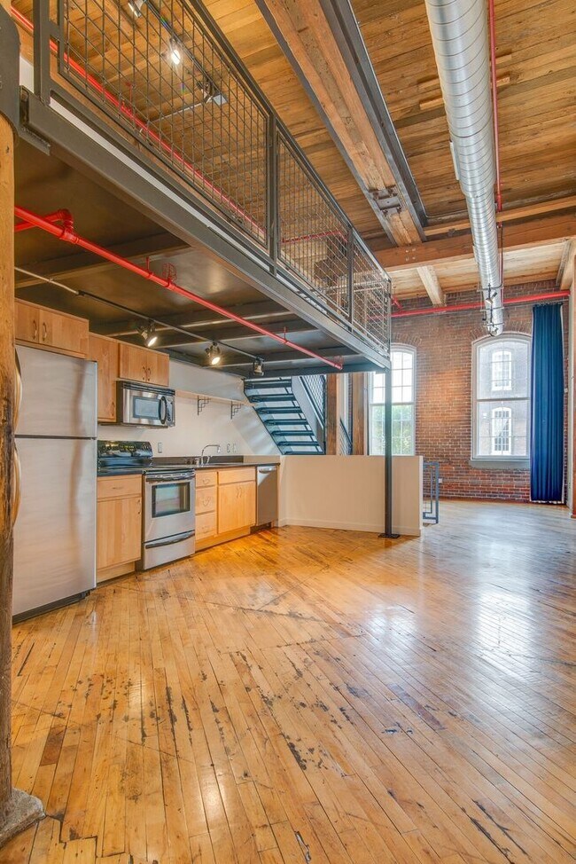 Building Photo - Expansive Historic Loft in the Heart of Germantown