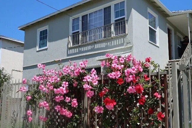 Foto del edificio - 536 N Van Ness Ave
