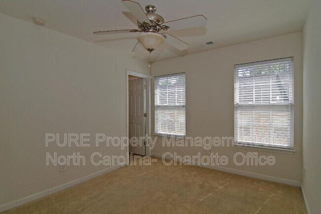 Foto del edificio - 8737 Wandering Creek Way