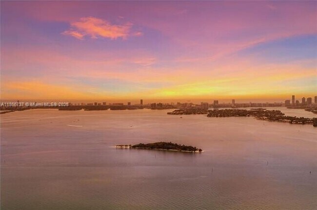 Foto del edificio - 700 NE 24th St