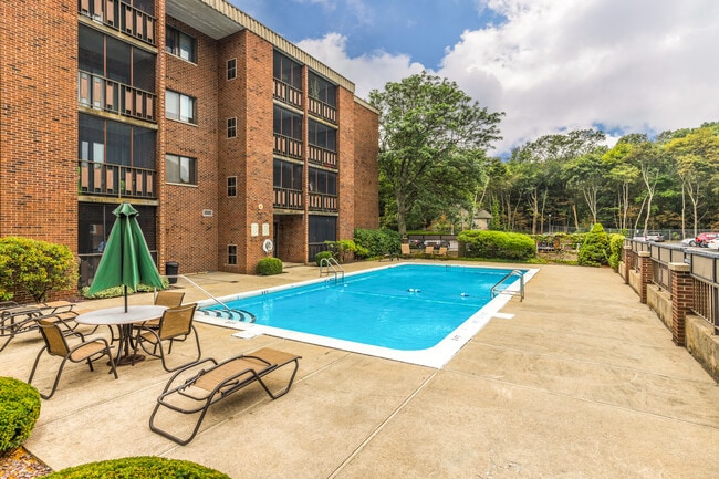 Building Photo - Gardencrest Apartments  