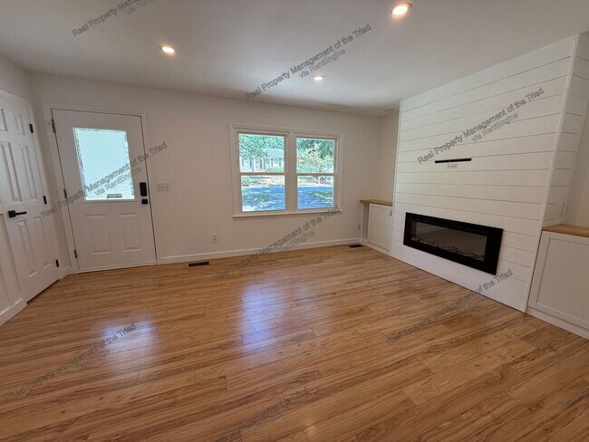 Building Photo - 2707 Stratford Dr