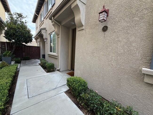 Building Photo - Chula Vista townhouse now available for rent
