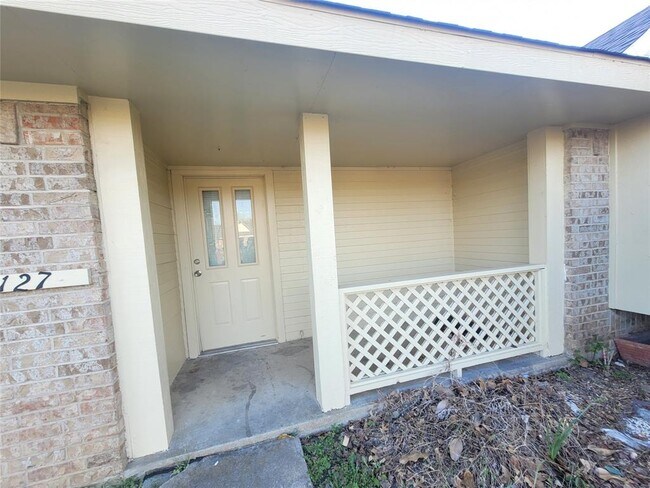 Building Photo - 1127 Willow Run Cir