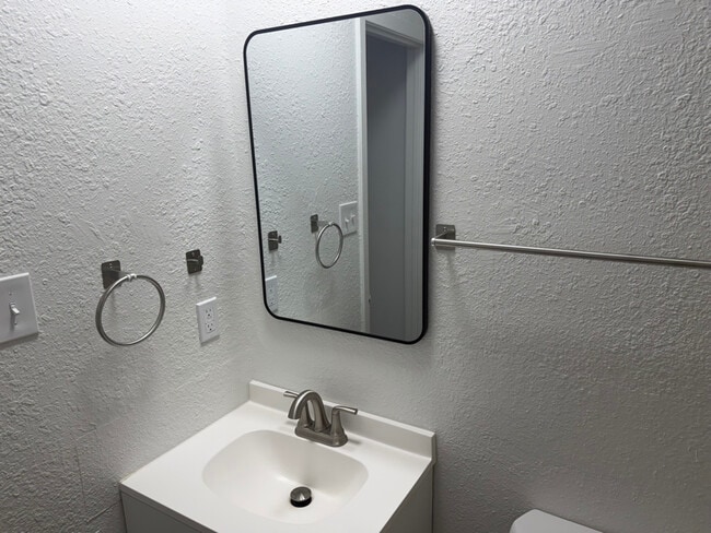 Building Photo - 4254 Southpark Dr