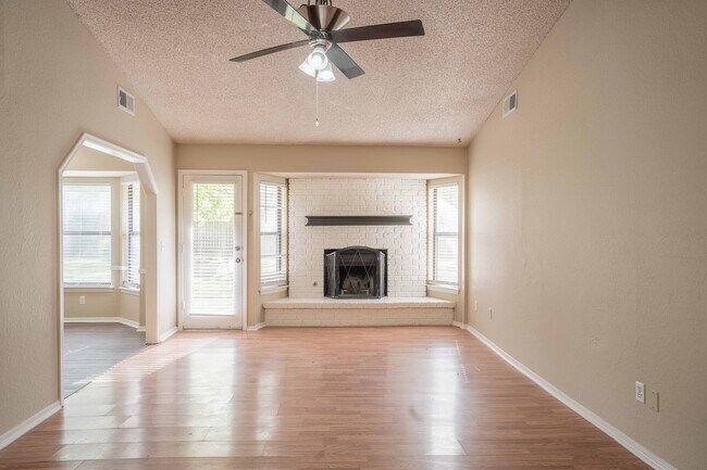 Building Photo - 3 Bed / 2 Bath in East Tulsa!