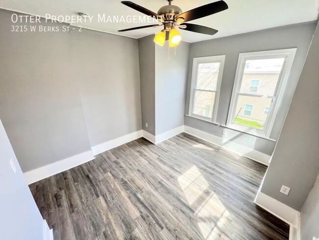 Building Photo - 2BR/1BA Recently Renovated 2nd Floor Apart...