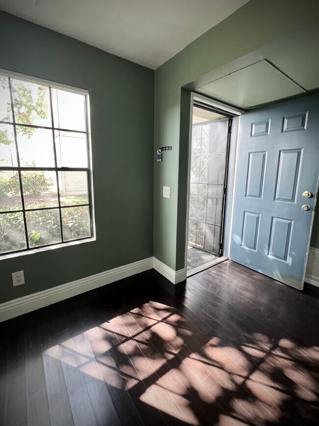 Puerta principal - 10341 Azuaga St