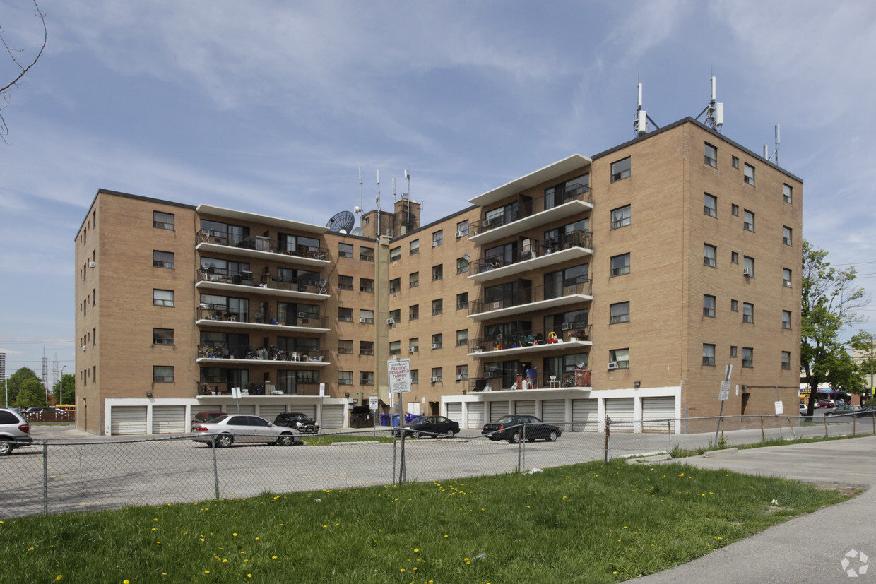 Building Photo - Brenthall Apartments