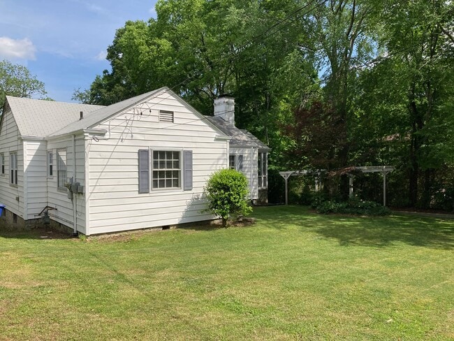 Building Photo - 300 Crestway Dr
