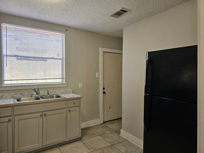 Foto del edificio - Available Now!